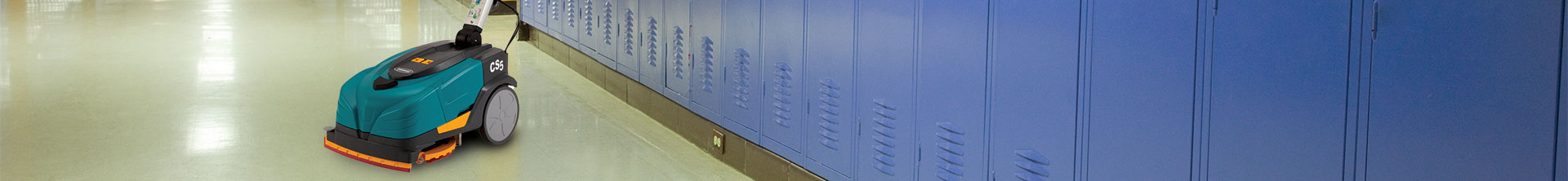 La microlaveuse CS5 de Tennant nettoyant un couloir scolaire