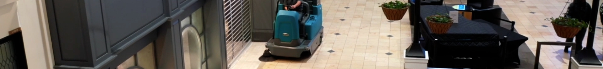 Barredora de conductor sentado Tennant S16 limpiando un aeropuerto