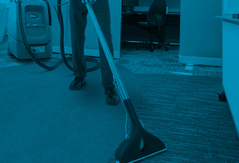 extratores de carpetes a limpar um edifício de escritórios