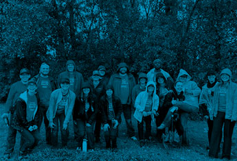 Employés de Tennant Company qui se rassemblent pour une photo de groupe après un événement de plantation d’arbres